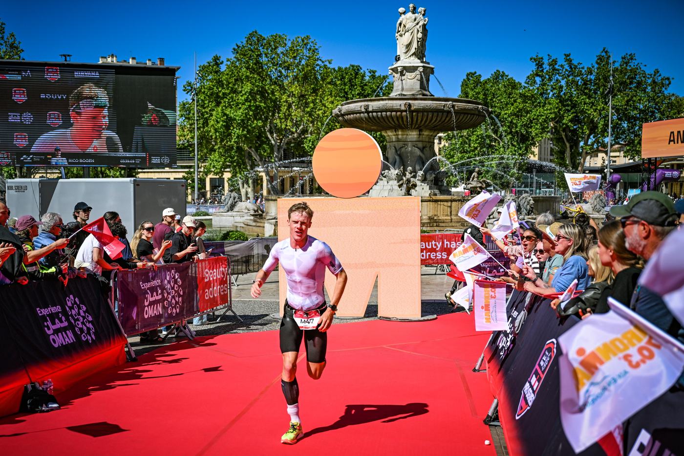 Dorian Muller franchit l'arche Ironman &agrave; l'arriv&eacute;e de l'Ironman 70.3 Aix-en-Provence, en tenue de course