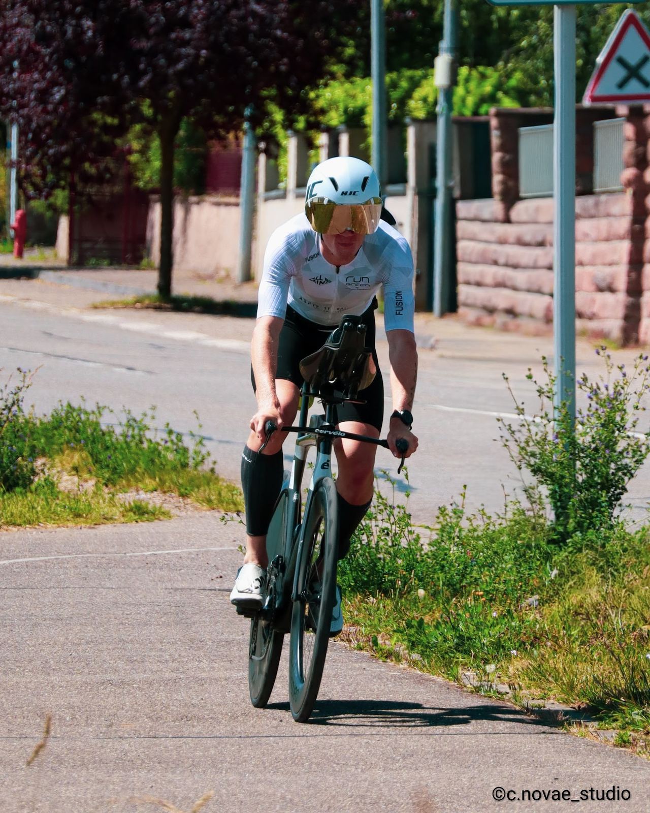 Dorian Muller en t&ecirc;te d'un groupe de coureurs sur route ouverte, position a&eacute;ro