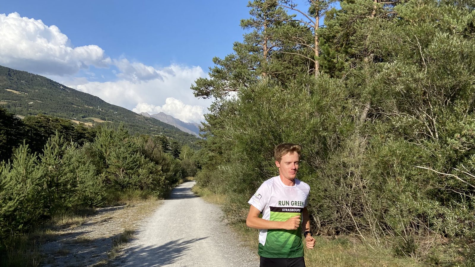 Dorian Muller en sortie trail en montagne, maillot Run Green Strasbourg