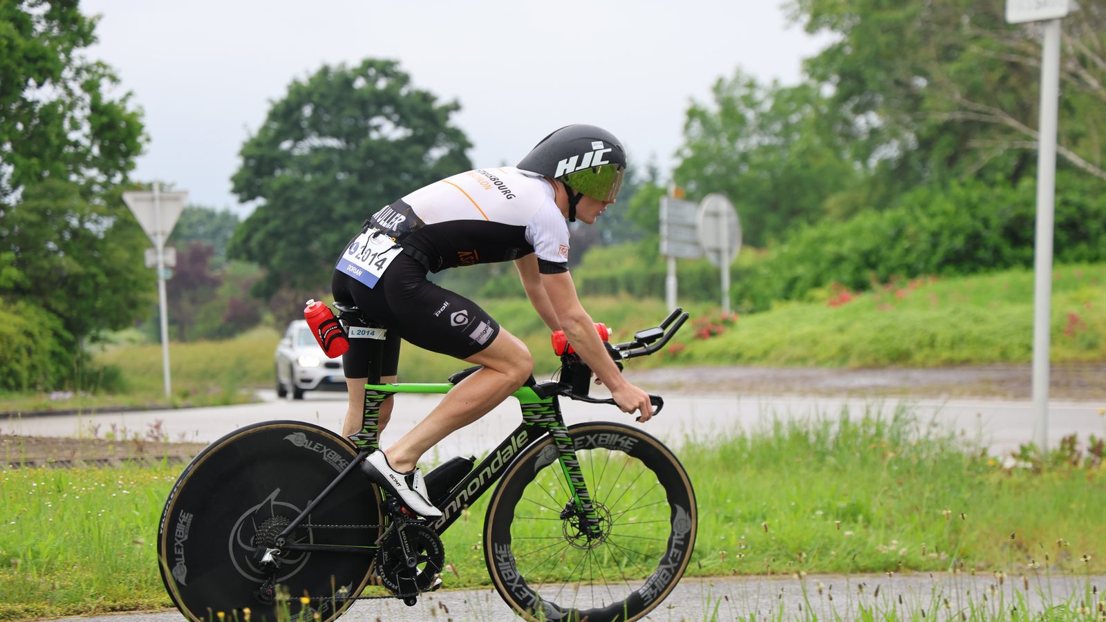 Dorian Muller en course, casque HJC et maillot ASPTT Strasbourg Triathlon