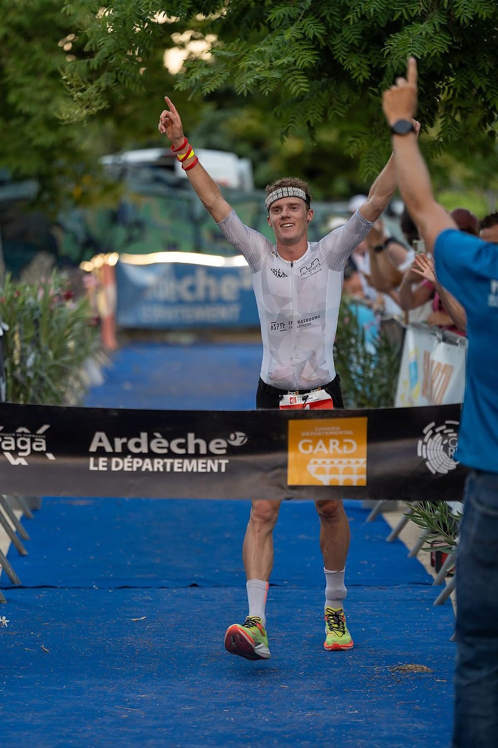 Dorian Muller franchit la ligne d'arriv&eacute;e du Triathlon des Gorges de l'Ard&egrave;che, bras lev&eacute;s